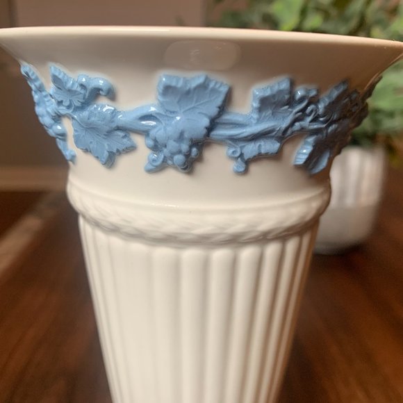 Wedgwood Etruria Barlaston Blue on White vase - 7 Inches Tall - Picture 4 of 7